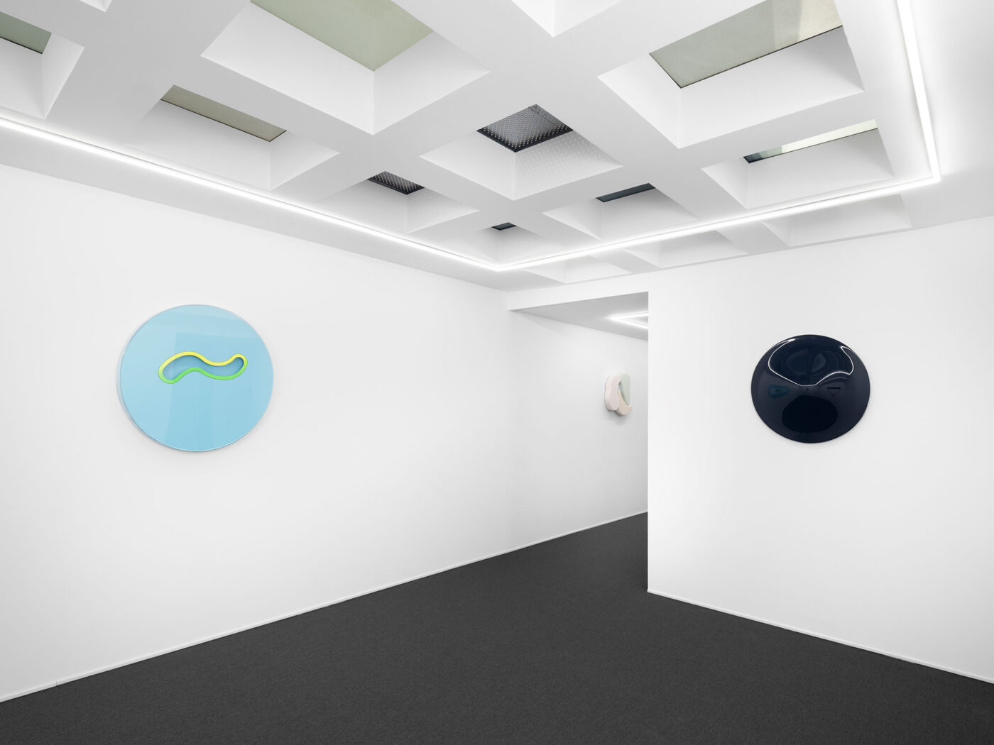 Galerie Lange + Pult – Justin Adian, Greg Bogin, Philippe Decrauzat, Olivier Mosset, Vincent Szarek, Blair Thurman